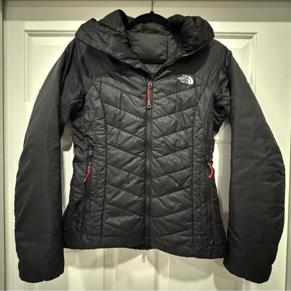 The North Face Black Ski Jacket with Quilted Design and Hood - Picture 2 of 15